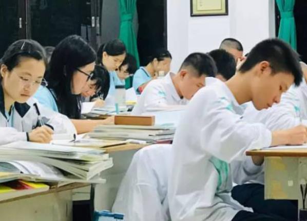 韩国将实行小学生家长10点上班制韩国将实行小学生家长10点上班制，一场教育与社会变革的挑战