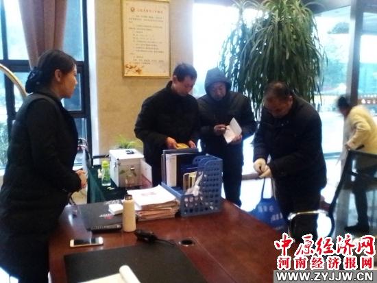 河南多地惊现南方会飞大蟑螂